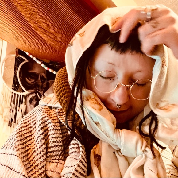 meet your posher, Nena 🐝💫 - Picture 2 of 4